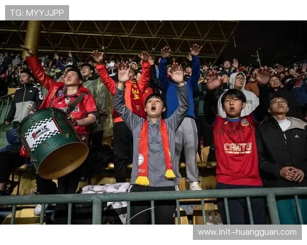 球迷场内展示巨型TIFO，致敬朗斯半程冠军